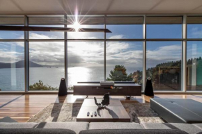 Stunning 2 BDR Modern Glass House in Port Orford, OR